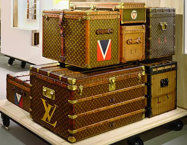 En la exposición se aprecian baúles históricos como el de Paul Poiret.