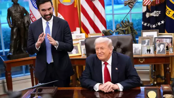 El presidente de los Estados Unidos, Donald Trump, se reúne con el alcalde electo de la ciudad de Nueva York, Zohran Mamdani (izquierda) en la Oficina Oval de la Casa Blanca el 21 de noviembre de 2025 en Washington, DC. Trump felicitó a Mamdani por su victoria electoral cuando los dos oponentes políticos se reunieron para discutir políticas para la ciudad de Nueva York, incluida la asequibilidad, la seguridad pública y la aplicación de la aplicación de la inmigración.