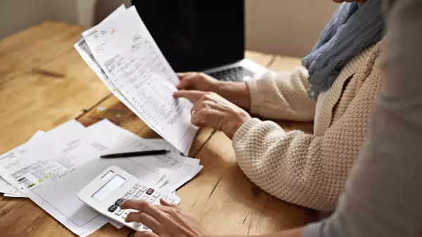 Los especialistas fiscales sugieren tomar tiempo para ordenar tus facturas electrónicas. Pueden servirte para deducir gastos personales o relacionados con tu actividad empresarial.
