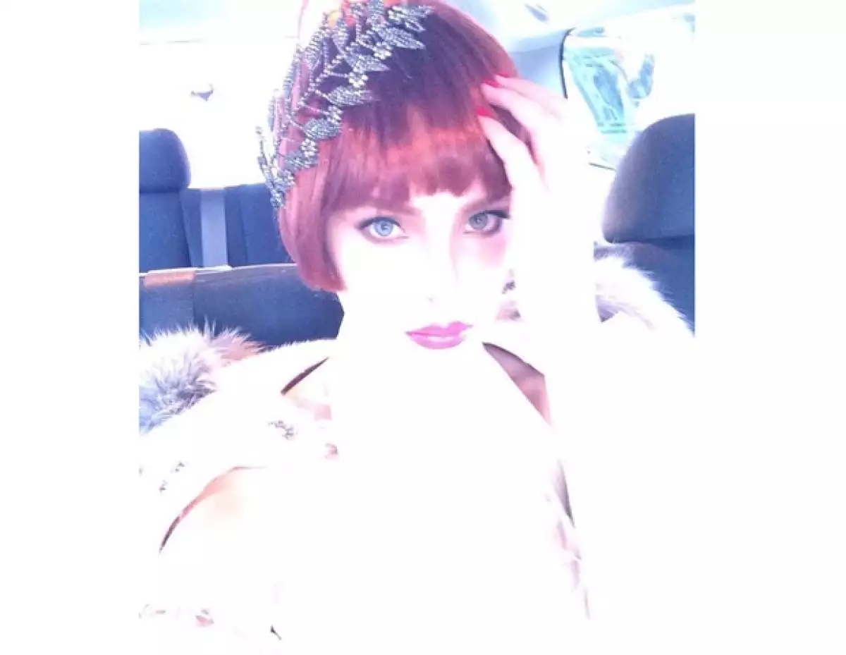 Mediante Twitter, la cantante compartió dos fotos mostrando el look que usará en su videoclip “I Love You… Te Quiero”, el cual tiene la colaboración de Pitbull.