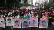 Inicia la marcha a 8 años de la desaparición de  normalistas en ayotzinapa encabeza sus padres.