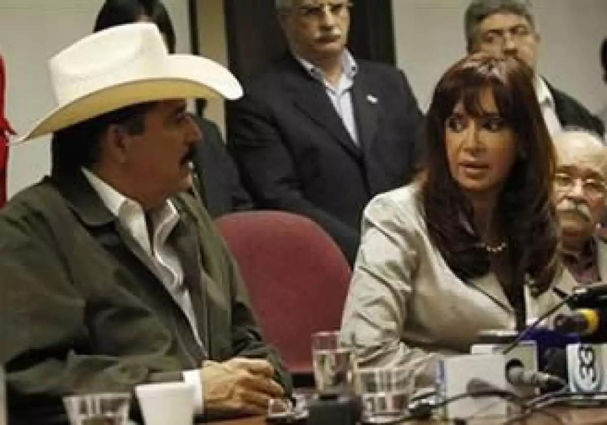 Manuel Zelaya (izq.) fue acompañado por la presidenta argentina, Cristina Fernández, en su fracasada tentativa de volver a Honduras. (Foto: Reuters)