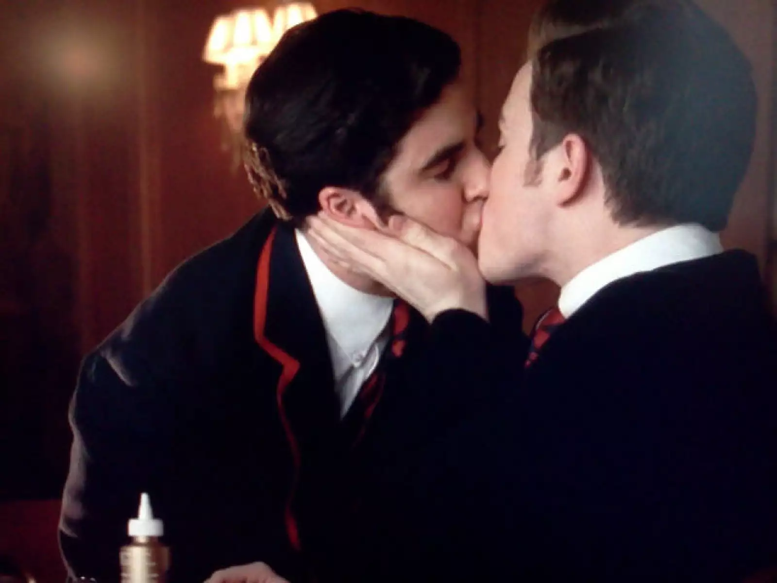 Chris Colfer y Darren Criss enamoraron a sus fans con un beso musical en Glee.