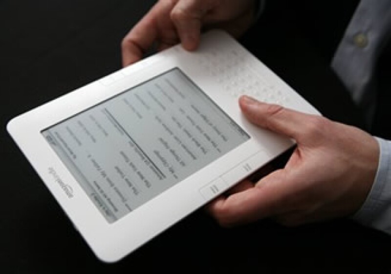 Las presiones de las editoriales y la nueva competencia de la tablet pc de Apple ponen en riesgo el liderazgo del Kindle (Foto: AP)
