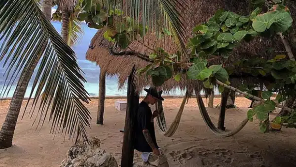 El cantante continúa en nuestro país y, después de nadar en el cenote Yaxmuul, entre otras actividades, estuvo en una ceremonia maya en la playa, donde además disfrutó de un show con bailarines.