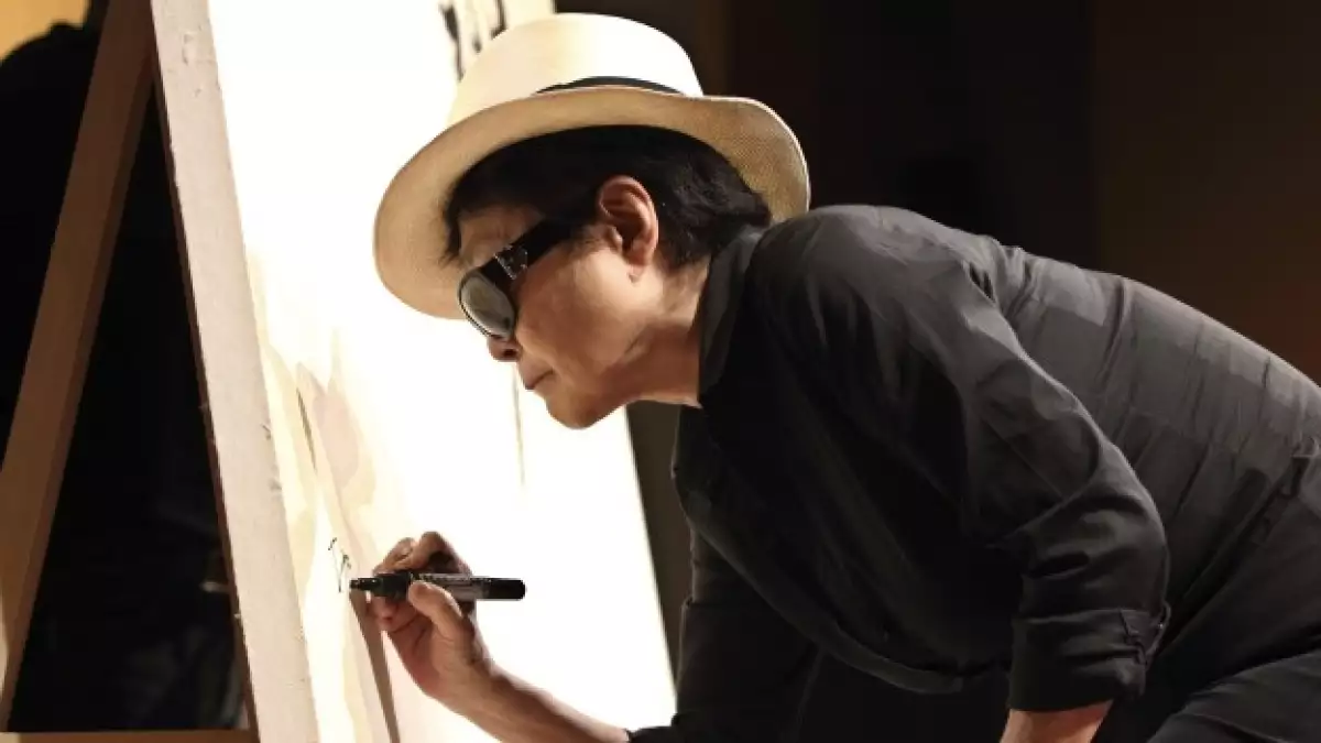 Yoko Ono pinta grafía sueño en Japón
