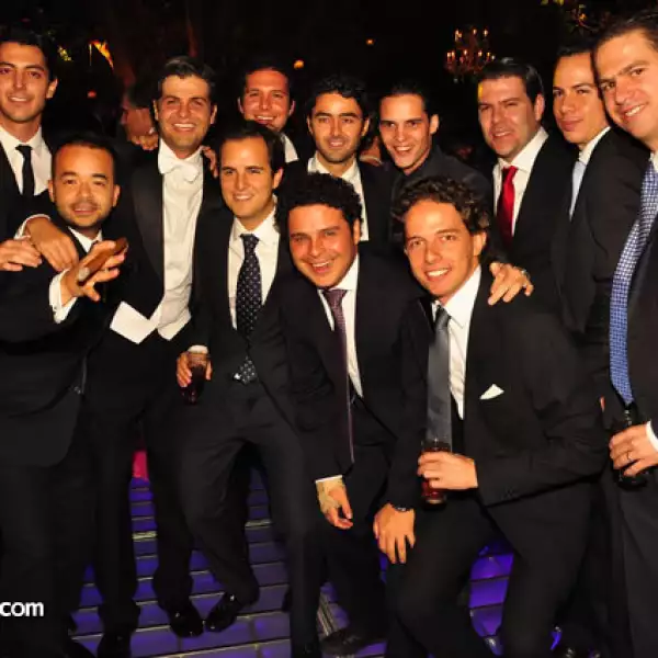 El Novio con sus amigos