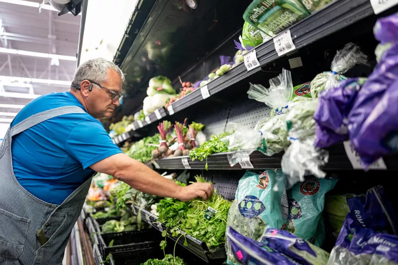 Un cliente compra cilantro en un Walmart Supercenter el 23 de julio de 2026 en Austin, Texas. El brote de ciclosporiasis, una enfermedad intestinal causada por el parásito microscópico Cyclospora cayetanensis, se ha extendido por varios estados y sigue siendo investigado por los funcionarios federales de salud después de que se informara de la primera aparición conocida de la enfermedad a principios de mayo.