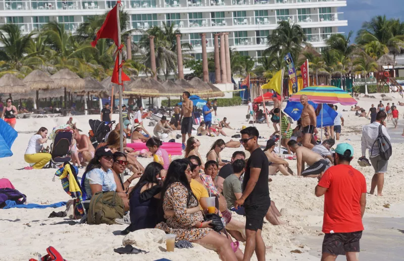 Hoy el récord de operaciones del aeropuerto de Cancún es de 719 vuelos rompiendo récord en años, se espera turismo Nacional e Internacional para estas vacaciones decembrinas, turistas y locales disfrutan del mar caribe en playa Gaviota Azul.