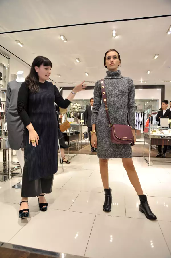 Vestido de cuello alto gris.