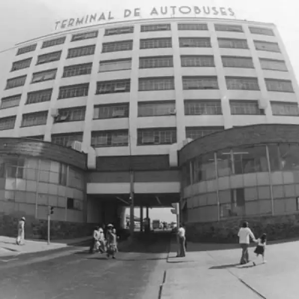 Los autobuses llegaron a México para cubrir las rutas que le pertenecieron durante 50 años al ferrocarril. Guadalajara, Jalisco es la sede de la primera terminal de autobuses en el país.