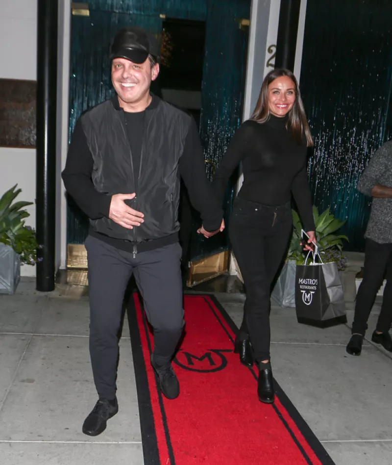 El cantante mexicano, que hace unos meses sorprendió con un cambio en su figura, fue captado en Beverly Hills con kilos menos.