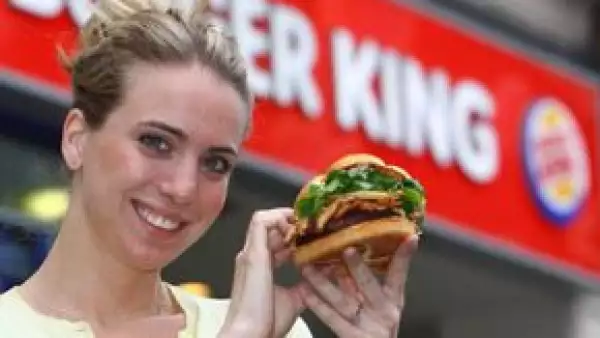 La franquicia emitió un comunicado en el que asegura que su publicidad sólo buscaba `evocar lo distintivo de los sabores de la cocina y no de ofender a nadie´.