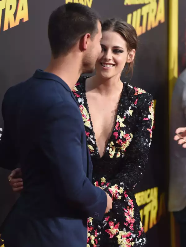 En las películas, sienten amor uno por el otro, sin embargo ella termina con Edward (Robert Pattinson)