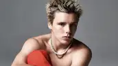 Cruz Beckham con collar de perlas