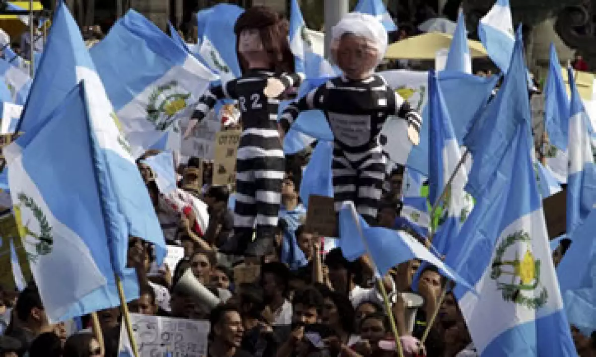 Miles de ciudadanos guatemaltecos salieron a la calle para pedir la renuncia de Otto Pérez Molina. (Foto: Reuters)