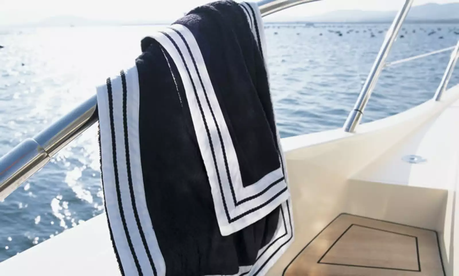 La serie incluye toallas, batas y pareos estampados, sandalias y bolsas para la playa.