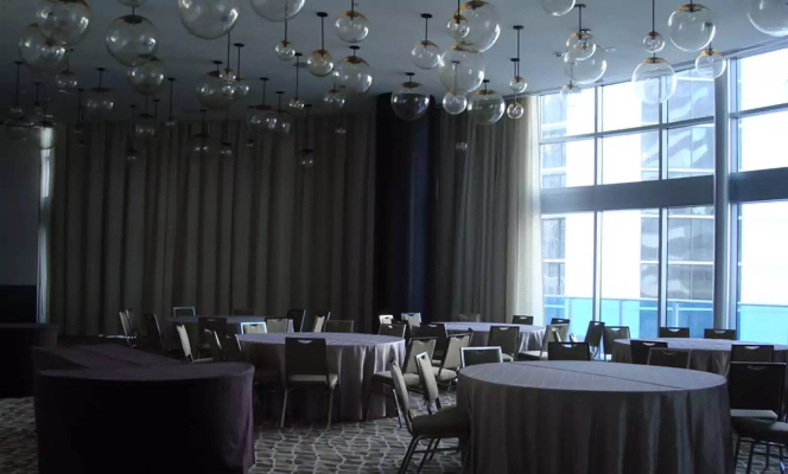 El Salón Metrópolis tiene capacidad hasta para 300 invitados. Aquí aparece dividido. Jeff Peterson, director de ventas del área de turismo recomienda un tamaño ideal de 100 a 120 personas por grupo, para poder ser acomodado todo junto hasta para comer.