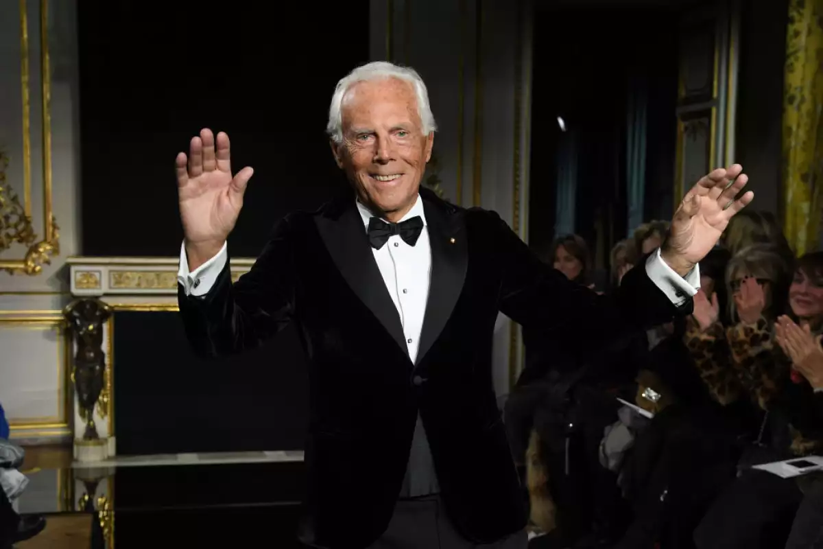Foto de Giorgio Armani vestido de esmoquin negro y corbatín durante la Semana de la Moda de París en 2019.