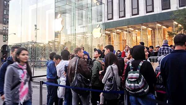 En la tienda Apple de Nueva York los fanáticos hicieron fila desde que la firma presentó oficialmente los equipos, el 10 de septiembre pasado.