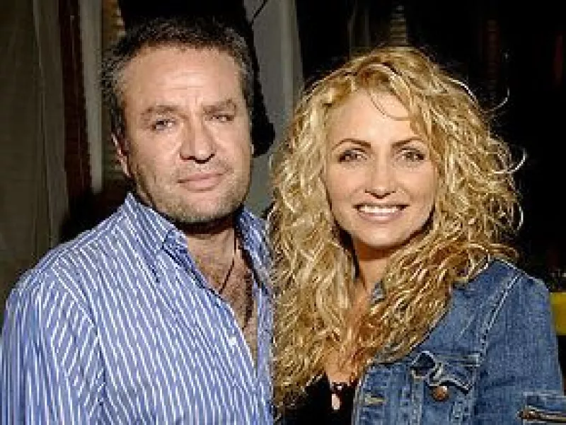 Luego de vivr 17 años juntos, el productor confirmó la separación.
