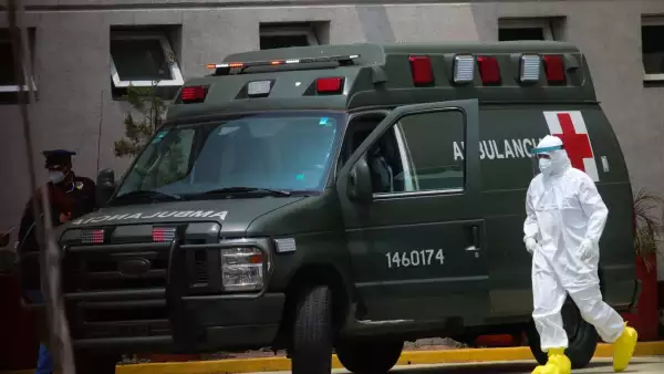 Un paramédico de una Ambulancia del Ejército camina en el Hospital General Tláhuac