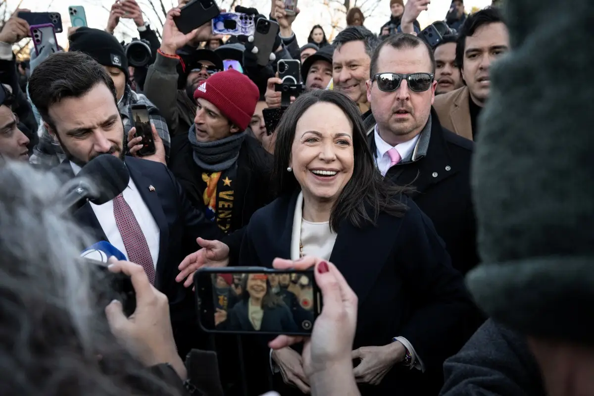 La líder de la oposición venezolana María Corina Machado habla a los periodistas mientras sale del Capitolio de los Estados Unidos después de reunirse con los senadores estadounidenses el 15 de enero de 2026 en Washington, DC. El presidente de los Estados Unidos, Donald Trump, se reunió el jueves temprano con el líder de la oposición venezolana Machado, cuyo movimiento a favor de la democracia ha dejado de lado desde que derrocó al líder de su país, y cuyo Premio Nobel de la Paz envidia abiertamente.