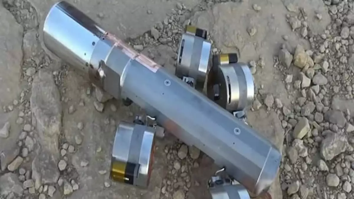 Una lata de BLU-108 con cuatro municiones encontradas en el área de al-Amar, al norte de Yemen