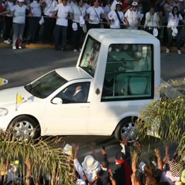 El Papa recorre las calles de León