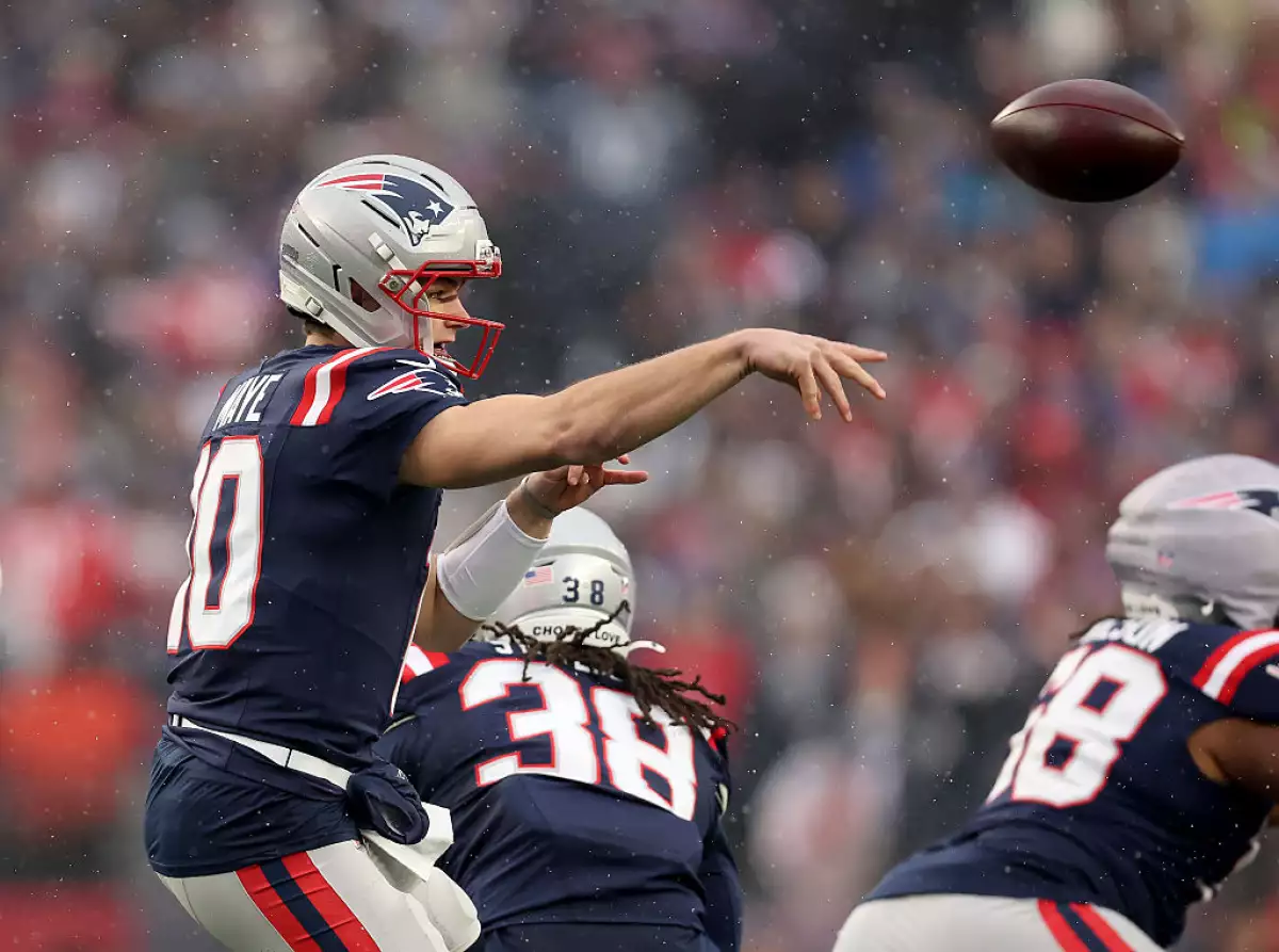 Foto de Drake Maye, de los Patriots, lanzando el balón.
