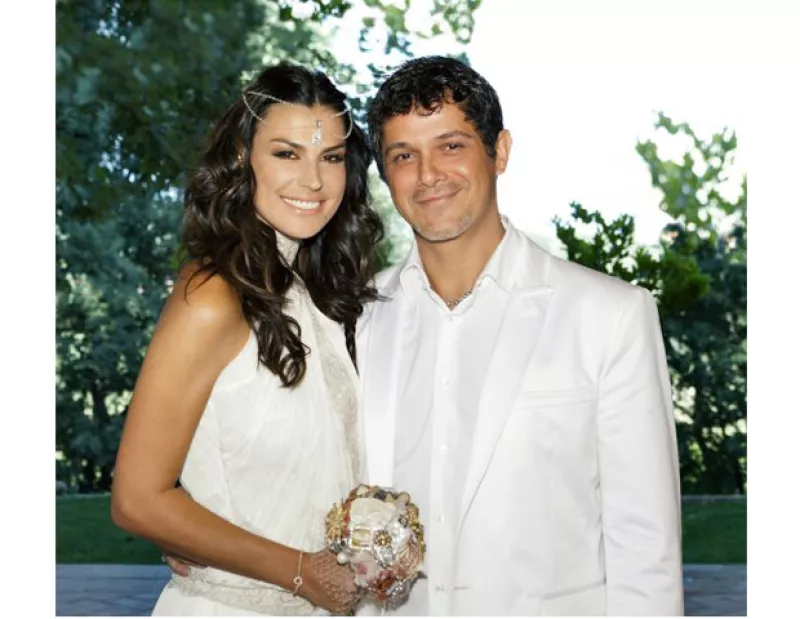 El cantante sorprendió a los asistentes al bautizo de su hijo Dylan al anunciar que también aprovechaba el evento para celebrar su reciente y secreta boda en Barcelona con Raquel Perera.