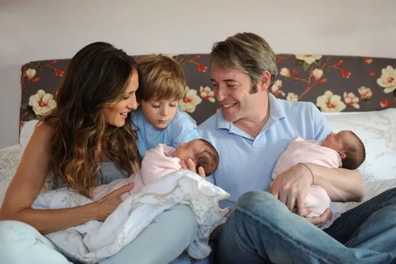 La actriz de `Sex and the city´ y su esposo, Matthew Broderick dieron la bienvenida a sus hijas, las cuales nacieron de una madre sustituta, el pasado 22 de junio.