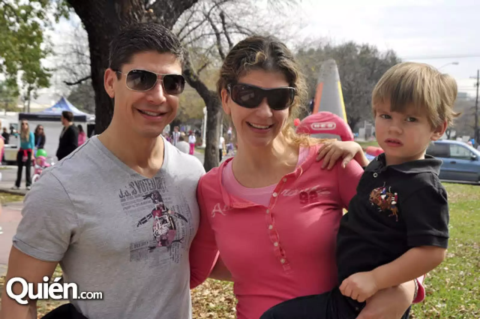 Eduardo Martínez,Regina de Martínez y Logan Martínez