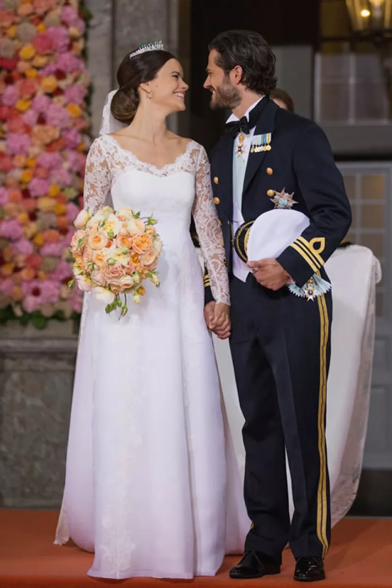 Al terminar la ceremonia religiosa, los novios salieron de la capilla de Palacio Real de Estocolmo al ritmo de `Joyful, joyful´, mientras sus invitados bailaban y aplaudían.
