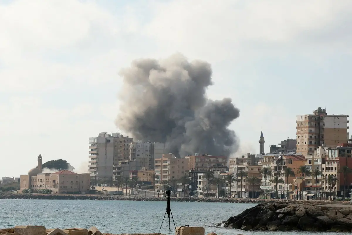 El humo se eleva desde el lugar de un ataque aéreo israelí que tuvo como objetivo un vecindario en la ciudad costera de Tiro, al sur de la ciudad costera del sur de Líbano, el 7 de junio de 2026.