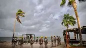 Trabajadores de la compañía eléctrica se reúnen para una sesión de planificación en Puerto San Carlos, Baja California Sur (México), ante la llegada del huracán Polo el 28 de septiembre de 2026. Se prevé que el huracán toque tierra posiblemente como categoría 3, trayendo consigo condiciones meteorológicas extremas que incluyen fuertes vientos, cortes de electricidad e inundaciones repentinas.