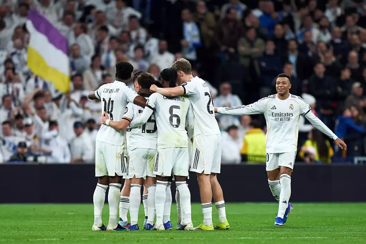 Foto del equipo Real Madrid celebrando un gol de Vinicius Jr durante un partido de la Champions