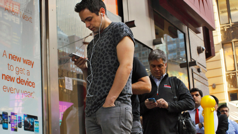 Cientos de personas hacen fila para ser los primeros en tener el nuevo ‘smartphone’ de Apple en en Estados Unidos, China y otros siete países.