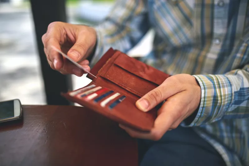 jovenes tienen hasta 5 tarjetas de credito