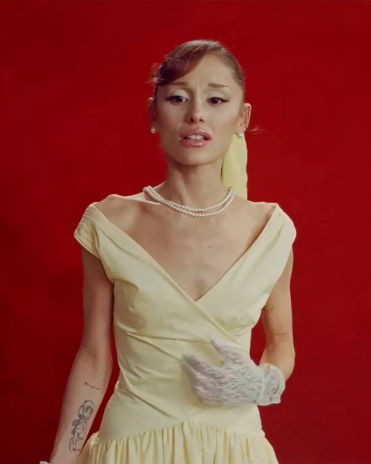Preocupa salud de Ariana Grande por la delgadez extrema que presenta en el video musical de 'Petal'