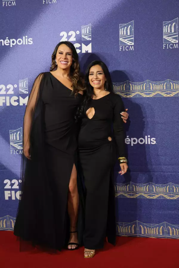 Karla Sofía Gascón y Adriana Paz. 