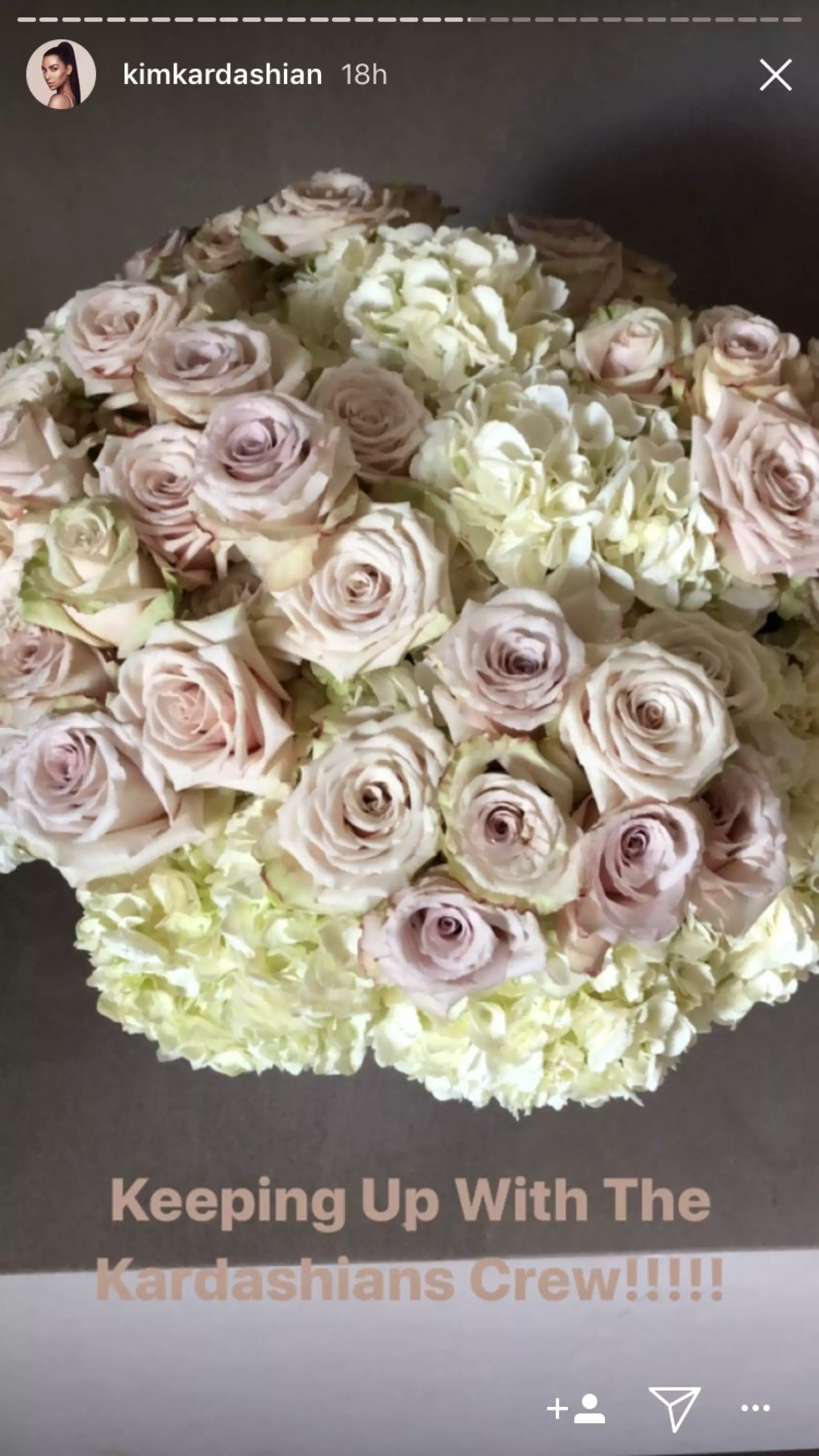 Kim Kardashian recibió decenas de flores por su cumple 37