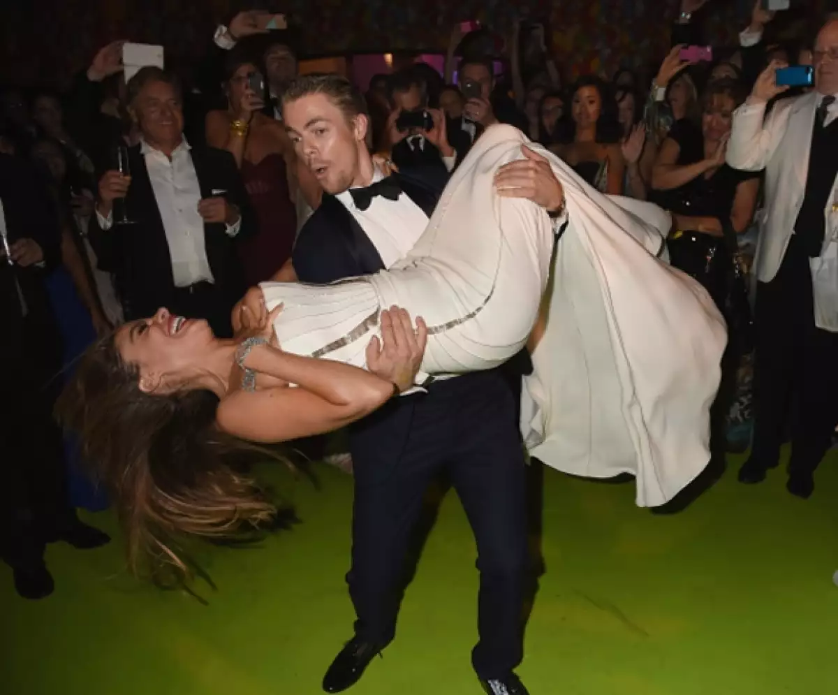 La actriz de “Modern Family” enseñó de más mientras Derek Hough la cargaba y le daba vueltas en la pista de baile.
