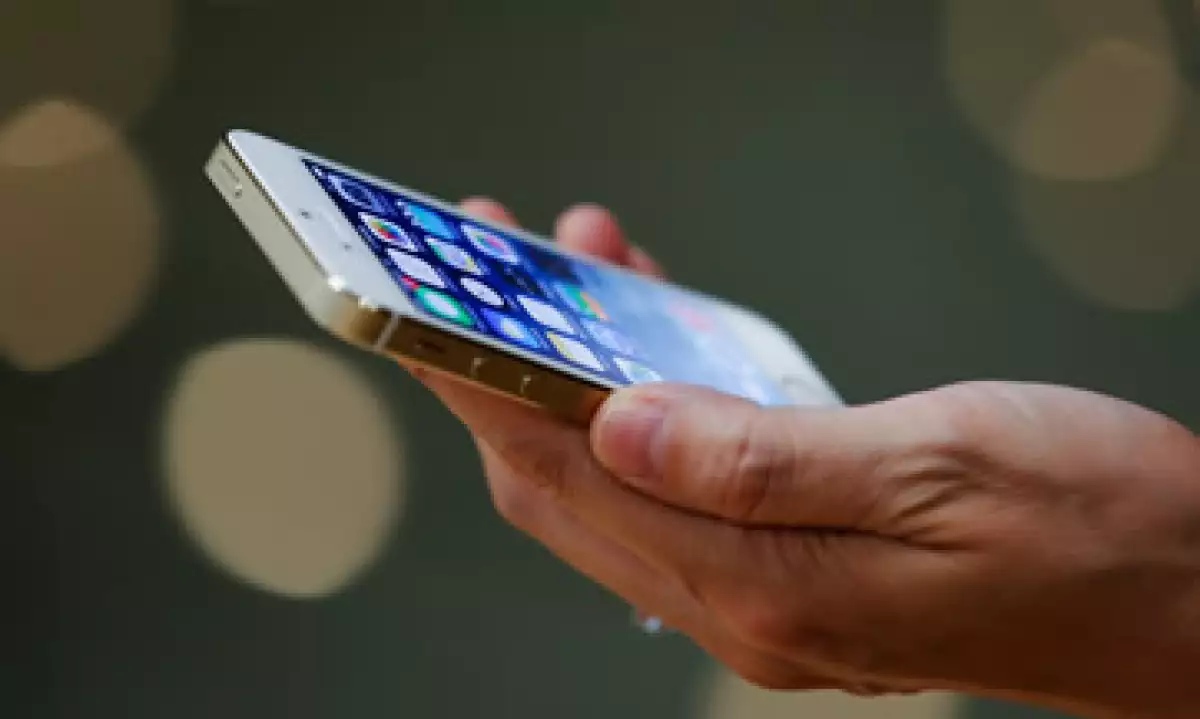 La ley canadiense autoriza examinar bienes como celulares en terminales aéreas. (Foto: Getty Images )
