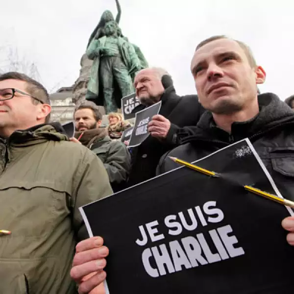Periodistas marcharon con bolígrafos en las manos.
