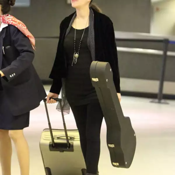 Marion Cotillard, quien recientemente anunció su embarazo, fue vista con un look totalmente en negro a su llegada al aeropuerto de Los Ángeles.
