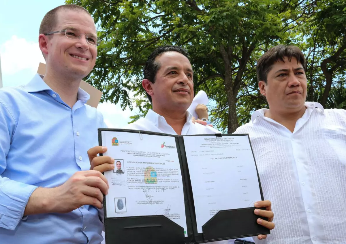 Carlos Joaquín (centro) se sumó a la iniciativa 3 de 3 y le agregó un examen antidoping y una carta de no antecedentes penales.