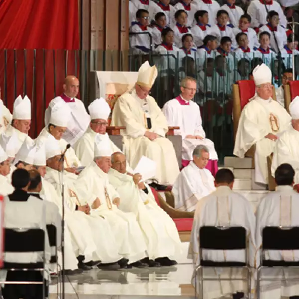 Los obispos acompañaron al papa durante su misa en honor a la Virgen.