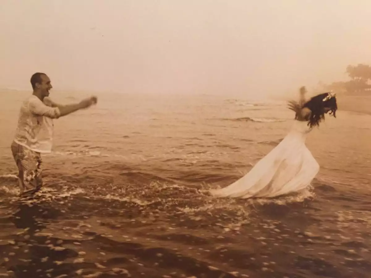 Tras el susto que pasaron hace un par de días por el dolor estomacal del cantante, ahora la pareja está celebrando su aniversario de bodas.