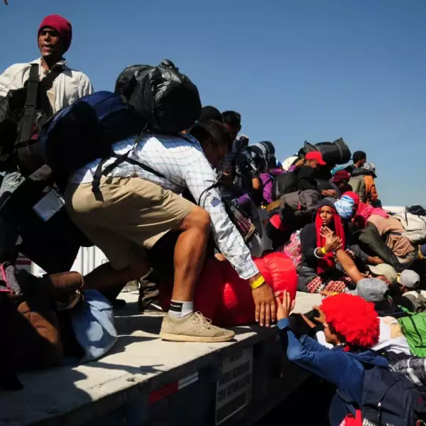 TEPEJÍ DEL RÍO, HIDALGO, 09NOVIEMBRE2018.- Un grupo de migrantes centroamericanos que abandonó el albergue en la Ciudad de México continúa su viaje hacia el norte del país a pie o subiéndose a trailers y camionetas que se ofrecen para llevarlos. Los migrantes esperan llegar esta tarde a la ciudad de Querétaro dónde hay un albergue en el que pueden pasar la noche.
FOTO: DIEGO SIMÓN SÁNCHEZ /CUARTOSCURO.COM